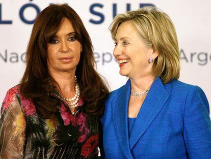 La presidenta argentina Cristina Fernández de Kirchner y la secretaria de Estado, Hillary Clinton,  durante una rueda de prensa conjunta en la Casa Rosada de Buenos Aires, el 1 de marzo de 2010.