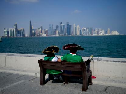 Dos aficionados mexicanos en Doha, el 21 de noviembre.