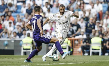 Benzema encara a Moyano.