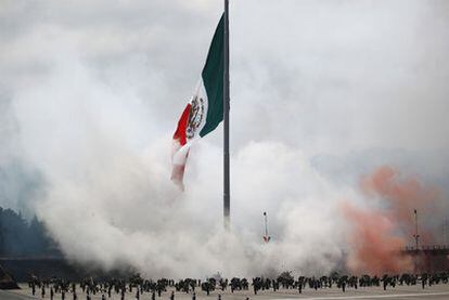 Soldados disparan cañones durante la celebración de la fiesta nacional, en la Ciudad de México.