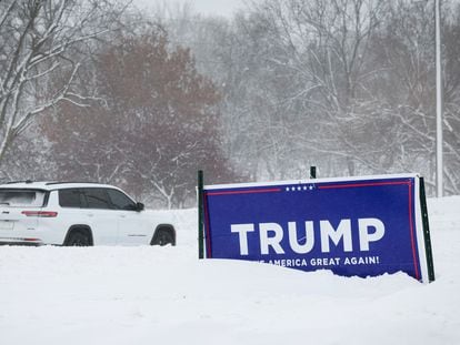 Un cartel de la campaña de Trump en Urbandale (Iowa), este sábado.