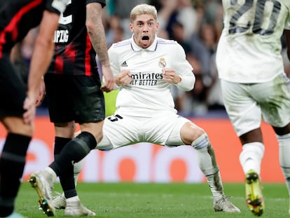 Fede Valverde celebra su gol ante el Leipzig este miércoles en el Santiago Bernabéu.