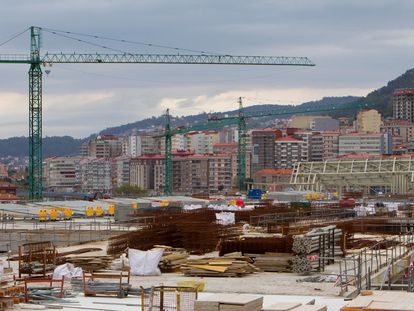 Trabajos de construcción de una estación ferroviaria en Vigo (Pontevedra), en una imagen de archivo.