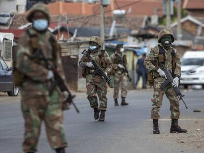 El ejército vigila las calles de Johannesburgo (Sudáfrica) el sábado.