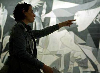Una espectadora pasa ante el <i>Guernica</i>, de Pablo Picasso