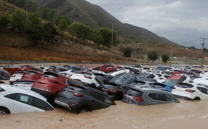 Decenas de coches parcialmente sumergidos tras el paso de la gota fría, en un depósito de vehículos en Orihuela (Alicante).