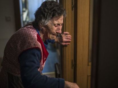 Carmen Martínez Ayudo, de 85 anys, plora durant el desnonament.