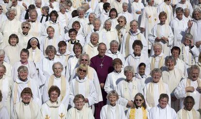 El arzobispo de Canterbury, Justin Welby, con mujeres pastores.