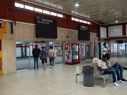 Paneles informativos apagados en la estación de autobuses de Valladolid, el pasado septiembre.