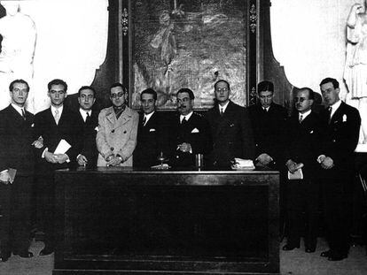 Celebración del tricentenario de Góngora organizada por el Ateneo de Sevilla en diciembre de 1927. De izquierda a derecha: 1. Rafael Alberti; 2. Federico García Lorca; 3. Juan Chabás; 4. Mauricio Bacarisse; 5. José María Romero Martínez (presidente de la sección de literatura del Ateneo); 6. Manuel Blasco Garzón (presidente del Ateneo de Sevilla); 7. Jorge Guillén; 8. José Bergamín; 9. Dámaso Alonso, y 10. Gerardo Diego.