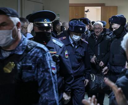 周二，俄罗斯活动家奥列格·奥尔洛夫被判处两年半监禁，警方将其带离法庭。 