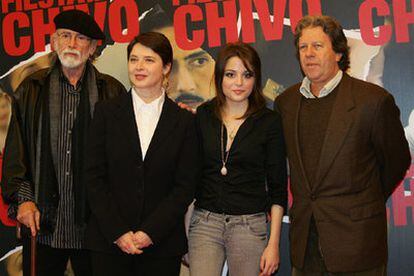 Tomás Milian, Isabella Rossellini, Stephanie Leónidas y Luis Llosa posan durante la presentación de la película.