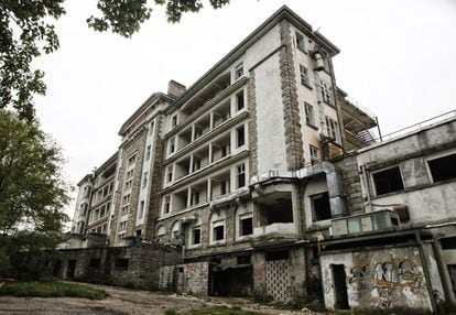 Fachada del hospital de Marina. El edificio principal tenía 120 camas y todas las habitaciones contaban con baño privado y balcón. La pureza del entorno fue lo que llevó en 1943 a la Marina a levantar en Los Molinos (Madrid) este sanatorio para tuberculosos.