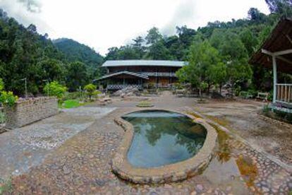 Piscina de aguas termales del balneario Merarap Hotspring, en Lawas (Malasia).
