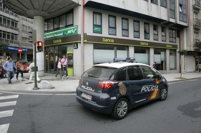 Los agentes han solicitado a los establecimientos cercanos a la vivienda de Asunta las imágenes de las cámaras de seguridad para rastrear si la niña pasó por delante. En la fotografía, un banco próximo.