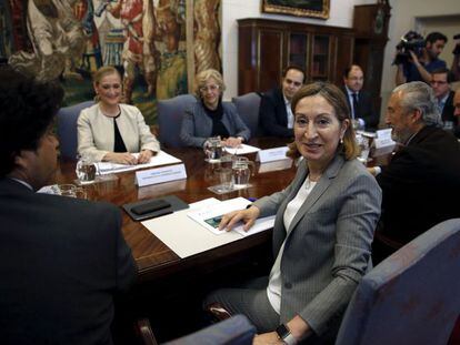 La ministra de Fomento en funciones, Ana Pastor, la presidenta de la Comunidad de Madrid, Cristina Cifuentes, y la alcaldesa de Madrid, Manuela Carmena