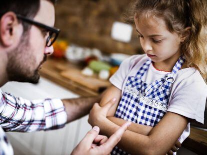 Maneras de sobrevivir a una madre o padre autoritario (o a los dos) |  Familia | Mamas & Papas | EL PAÍS