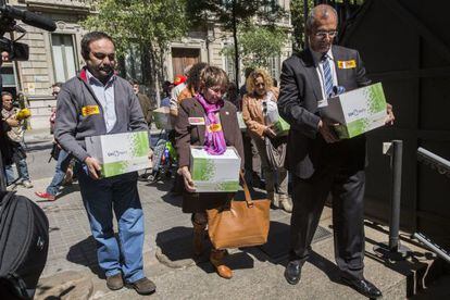 CC OO presenta en la Delegaci&oacute;n del Gobierno en Barcelona 7.000 firmas contra el retraso en los pagos del Fogasa.