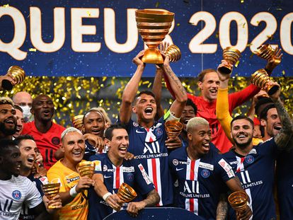 Thiago Silva alza el trofeo de campeones de Copa junto a sus compañeros.