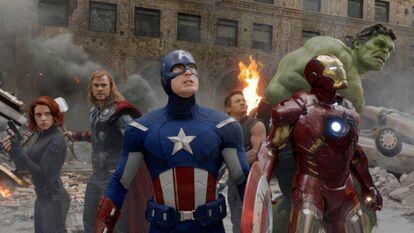 De izquierda a derecha, los personajes Viuda Negra, Thor, Capitán América, Ojo de Halcón, Hulk e Iron Man, en el filme 'Los Vengadores'.
