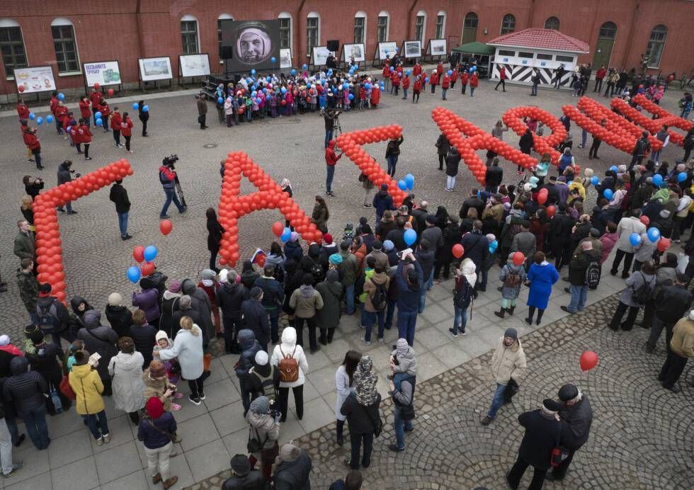 Ciudadanos de San Petersburgo sostienen globos con la palabra 'Gagarin'.