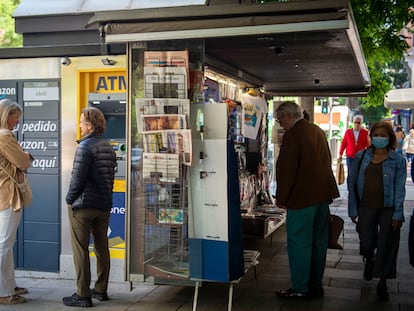 Un quiosco renovado de Madrid con cajero automático, punto de recogida de paquetes y cargadores de vehículos eléctricos.