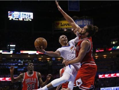 Westbrook lanza a canasta ante Noah.