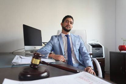 Sidi Talebbuia en su despacho de abogados de Madrid.