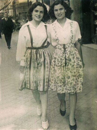 Amália Rodriguez con su hermana Celeste, también fadista. La imagen está tomada en Madrid en 1943.