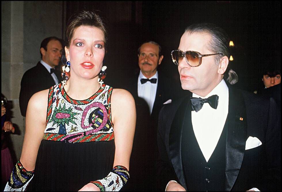 Carolina de Mónaco y Karl Lagerfeld en un evento nocturno en Versalles, París, en 1986.