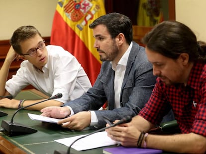 Pablo Iglesias, junto a Alberto Garz&oacute;n e &Iacute;&ntilde;igo Errej&oacute;n, ayer en el Congreso. 