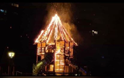 La estructura de un parque infantil de Orcasitas arde a consecuencia de un acto vandálico de madrugada.