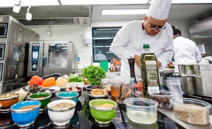 El chef marroquí Moha Feda en la cocina del restaurante Dar Moha, en Marraquech.