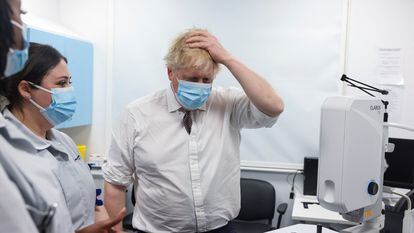 Boris Johnson visita este martes el hospital Finchley Memorial, en Londres.