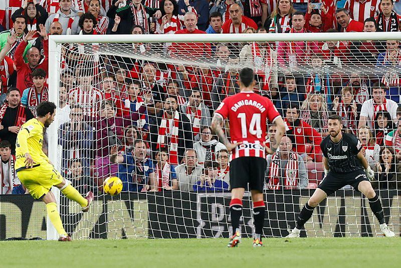 Parejo marca de penalti este domingo en San Mamés ante el Athletic.