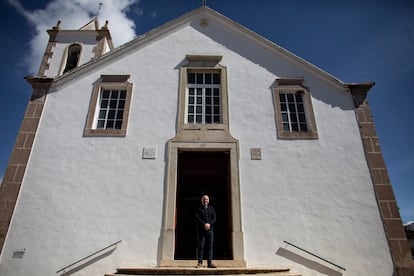 El sacerdote Pedro Manuel, ante la iglesia de Paderne, en el Algarve, el pasado miércoles.