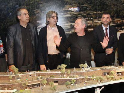 De izquierda a derecha, el arquitecto Enric Ruiz Geli ; Juli Soler; el chef Ferran Adrià; y el consejero de Territorio, Santi Vila, durante la presentación elBulli1846.
