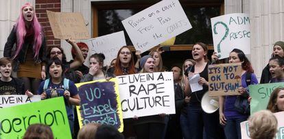 Estudiantes de la Universidad de Oregon protestan en mayo pasado contra los abusos sexuales.