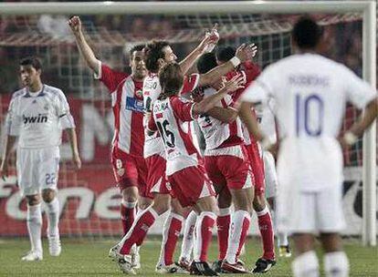 Los jugadores del Almería celebran el gol de Juanito