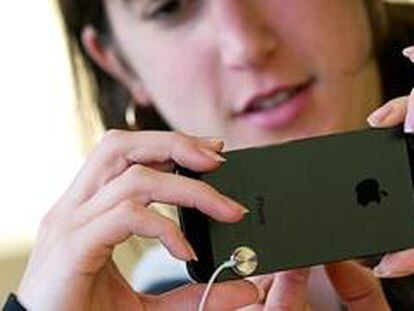 Una cliente prueba el nuevo iPhone en una tienda en San Francisco, California