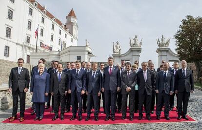 Los l&iacute;deres europeos posan, ayer, durante la cumbre informal de Bratislava.