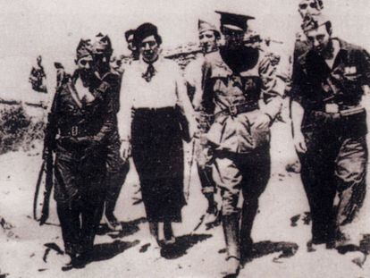 Victoria Kent con militares republicanos en el frente de Somosierra durante el verano de 1936.