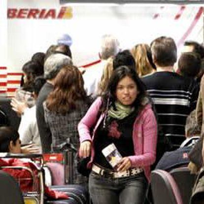 Varios pasajeros esperan para embarcar en sus vuelos