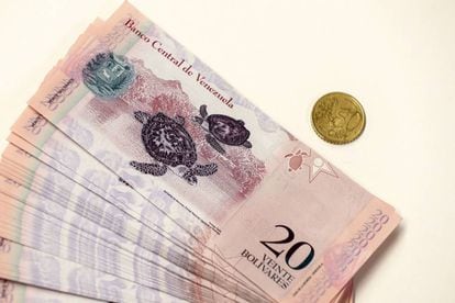 Cien billetes de 20 bolívares tienen el mismo valor que 50 céntimos de euro.