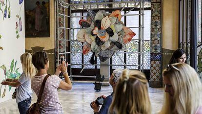 La gran flor de porcelana creada por el artista Santi Moix en la exposici&oacute;n del Palau de la M&uacute;sica. 