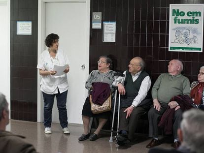 Un grup de pacients a la sala d'espera d'un ambulatori de la Mina, a Sant Adrià del Besòs.