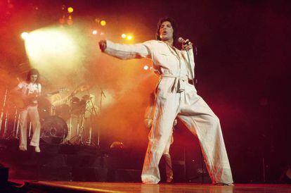 Mercury en un concierto de finales de los setenta, esta vez con un mono de trabajo blanco anudado con un cinturón de artes marciales. Cuando se cubría el cuerpo, el cantante de Queen lo hacía a conciencia.