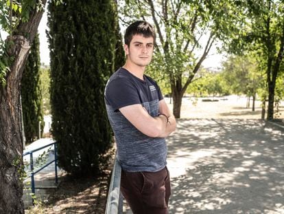 Miguel, el hijo de José Antonio González, el barrendero fallecido el verano pasado en Madrid por un golpe de calor, este jueves en Leganés.
