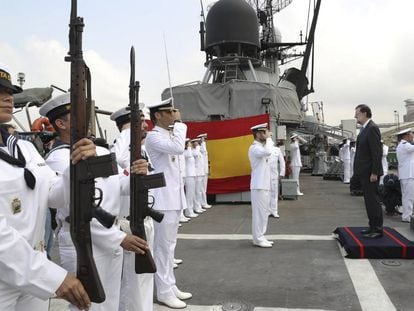 Mariano Rajoy visita al patrullero español de altura 'Infanta Cristina', fondeado en Abiyán.