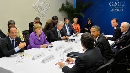 De derecha a izquierda: Hollande, Merkel, Monti y Rajoy frente a Cameron, Van Rompuy, Obama y Barroso.